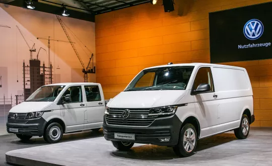 Την έκθεση Bauma 2019 του Μονάχου (8-14 Απριλίου) επέλεξε η Volkswagen Commercial Vehicles για να παρουσιάσει το αναβαθμισμένο Transporter 6.1., το οποίο θα είναι διαθέσιμο σε εκδόσεις panel van, Kombi, αλλά και ως single ή double cab pick-up.