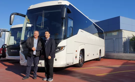 Στιγμιότυπο από την παράδοση του λεωφορείου: Αριστερά ο πρόεδρος του ΚΤΕΛ κ. Χαχλιούτης με τον κ. Πλακάκη.