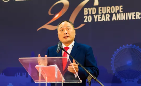 Πριν από είκοσι χρόνια η BYD Europe αποτέλεσε την πρώτη θυγατρική εταιρεία της BYD εκτός Κίνας. Στη φωτογραφία βλέπουμε τον κ. Isbrand Ho, Διευθύνοντα Σύμβουλο της BYD Europe, η οποία εδρεύει στην Ολλανδία.