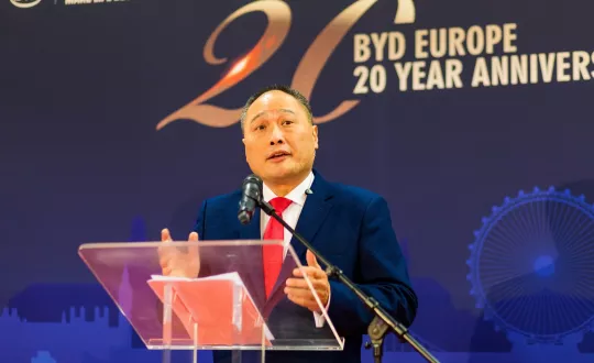 Πριν από είκοσι χρόνια η BYD Europe αποτέλεσε την πρώτη θυγατρική εταιρεία της BYD εκτός Κίνας. Στη φωτογραφία βλέπουμε τον κ. Isbrand Ho, Διευθύνοντα Σύμβουλο της BYD Europe, η οποία εδρεύει στην Ολλανδία. Πριν από είκοσι χρόνια η BYD Europe αποτέλεσε την πρώτη θυγατρική εταιρεία της BYD εκτός Κίνας. Στη φωτογραφία βλέπουμε τον κ. Isbrand Ho, Διευθύνοντα Σύμβουλο της BYD Europe, η οποία εδρεύει στην Ολλανδία.