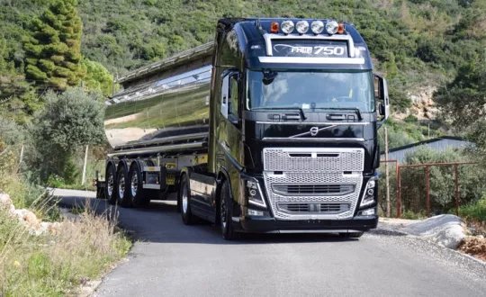 Ήταν το 1987 που η Volvo παρουσίασε το F16 που έφτανε τους 505 ίππους. Σήμερα, τριάντα χρόνια μετά, ο ίδιας χωρητικότητας κινητήρας των 16 λίτρων δίνει ισχύ 750 ίππων και την τρομακτική ροπή των 3.550 Nm αναδεικνύοντας το FH16 750 το ισχυρότερο φορτηγό του κόσμου. Δοκιμάσαμε και τα 2 αυτοκίνητα και τα παρουσιάζουμε στις σελίδες του επετειακού ΤΡΟΧΟΙ & TIR που κυκλοφορεί στα περίπτερα. Ήταν το 1987 που η Volvo παρουσίασε το F16 που έφτανε τους 505 ίππους. Σήμερα, τριάντα χρόνια μετά, ο ίδιας χωρητικότητας κινητήρας των 16 λίτρων δίνει ισχύ 750 ίππων και την τρομακτική ροπή των 3.550 Nm αναδεικνύοντας το FH16 750 το ισχυρότερο φορτηγό του κόσμου. Δοκιμάσαμε και τα 2 αυτοκίνητα και τα παρουσιάζουμε στις σελίδες του επετειακού ΤΡΟΧΟΙ & TIR που κυκλοφορεί στα περίπτερα.