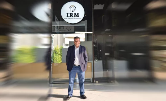 Ο κ. Γιάννης Σαμολαδάς στις εγκαταστάσεις της νεοσύστατης συμβουλευτικής εταιρείας IRM (Insurable Risk Management) επί της Λεωφόρου Ελ. Βενιζέλου στο Παλαιό Φάληρο.