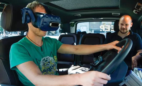 Κατά τις δοκιμές της Daimler Trucks, οι οδηγοί φορτηγών φορούσαν 3D γυαλιά εικονικής πραγματικότητας και κρατούσαν ένα τιμόνι πολλαπλών λειτουργιών στα χέρια τους.