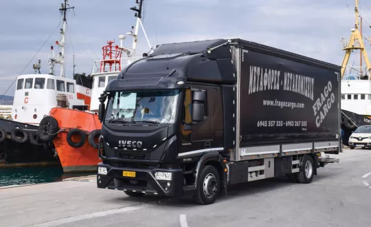 Το τελευταίο απόκτημα της Frago Cargo από το Βόλο. Το Iveco Eurocargo εκτελεί μεταφορές σε όλη την Ελλάδα. Σύντομα πρόκειται να κοτσάρει και ρυμούλκα. Το τελευταίο απόκτημα της Frago Cargo από το Βόλο. Το Iveco Eurocargo εκτελεί μεταφορές σε όλη την Ελλάδα. Σύντομα πρόκειται να κοτσάρει και ρυμούλκα.