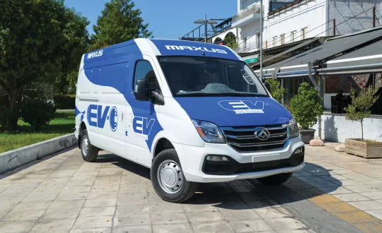 Το ηλεκτρικό Maxus EV80 προσφέρεται σε έκδοση Panel Van με μεσαία (φωτό) και υψηλή οροφή, αλλά και σε έκδοση σασί.