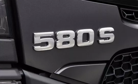 Αντί -για παράδειγμα- για το «S 580» που έχουμε συνηθίσει, θα αναγράφεται το αντίστροφο, δηλαδή το «580 S».