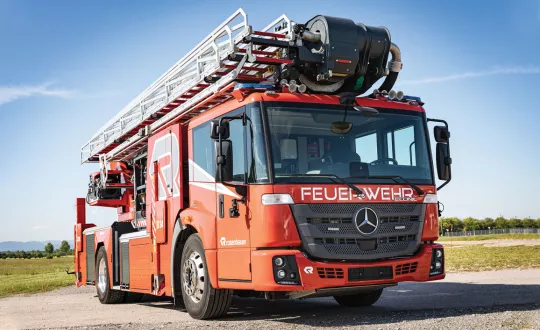 Το πυροσβεστικό Rosenbauer B34 2.0, πάνω στο 2αξονικό σασί ενός Mercedes-Benz Econic 1830L, που εξοπλίζεται με κινητήρα 299 ίππων. Το μήκος του οχήματος ανέρχεται σε 9,15 μ., το πλάτος σε 2,55 μ. και το ύψος σε 3,20 μ.