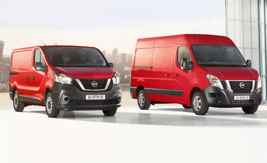 Αναβαθμίστηκαν τα Nissan NV300 (αριστερά) και NV400 (δεξιά). Αναβαθμίστηκαν τα Nissan NV300 (αριστερά) και NV400 (δεξιά).