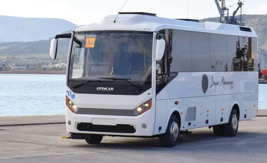 Το επίπεδο άνεσης για τους επιβάτες αυξάνει σημαντικά η φουσκάτη πίσω ανάρτηση που δουλεύει αποτελεσματικά τόσο στις χαμηλές όσο και στις υψηλές ταχύτητες. Το επίπεδο άνεσης για τους επιβάτες αυξάνει σημαντικά η φουσκάτη πίσω ανάρτηση που δουλεύει αποτελεσματικά τόσο στις χαμηλές όσο και στις υψηλές ταχύτητες.