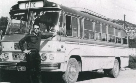 Στη φωτό ο κ. Σπύρος Αντίοχος (Μπουάζ) μπροστά από το λεωφορείο του.