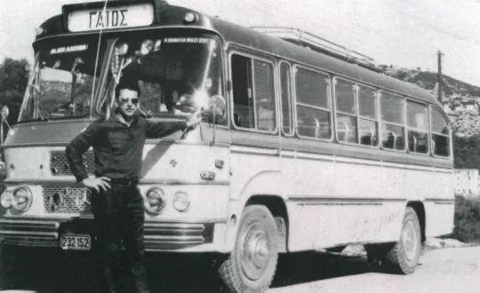 Στη φωτό ο κ. Σπύρος Αντίοχος (Μπουάζ) μπροστά από το λεωφορείο του. Στη φωτό ο κ. Σπύρος Αντίοχος (Μπουάζ) μπροστά από το λεωφορείο του.