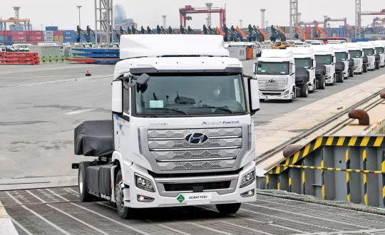 Τα πρώτα Hyundai XCIENT Fuel Cell φορτώνονται στο πλοίο, έχοντας ως τελικό προορισμό την Ελβετία. Τα πρώτα Hyundai XCIENT Fuel Cell φορτώνονται στο πλοίο, έχοντας ως τελικό προορισμό την Ελβετία.