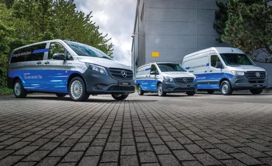 Η Mercedes-Benz, στην κατηγορία των ελαφρών επαγγελματικών, εστιάζει στη στρατηγική ηλεκτροκίνησης eDrive@VANs, με την οποία υιοθετεί μια νέα και ολοκληρωμένη προσέγγιση. Με στρατηγικό στόχο τον εξηλεκτρισμό ολόκληρης της γκάμας, αυτή τη στιγμή η προϊοντική παλέτα των ηλεκτρικών Vans της Mercedes-Benz περιλαμβάνει οχήματα τόσο επαγγελματικών όσο και επιβατικών εκδόσεων.