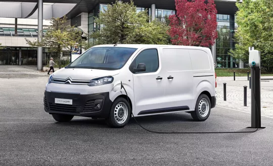 Ντεμπούτο στα ηλεκτρικά LCV για τη Citroën με το ë-Jumpy, που θα διατίθεται σε τρεις εκδόσεις μήκους. Ντεμπούτο στα ηλεκτρικά LCV για τη Citroën με το ë-Jumpy, που θα διατίθεται σε τρεις εκδόσεις μήκους.