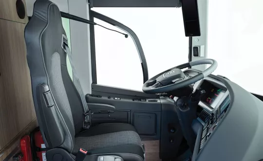 Υπάρχει επιλογή για τιμόνι 450 ή 500 χλστ., με το κάθισμα να είναι μάρκας ISRI. Για την αποτροπή της οδήγησης υπό την επήρεια του αλκοόλ προσφέρεται το σύστημα Volvo Alcolock.