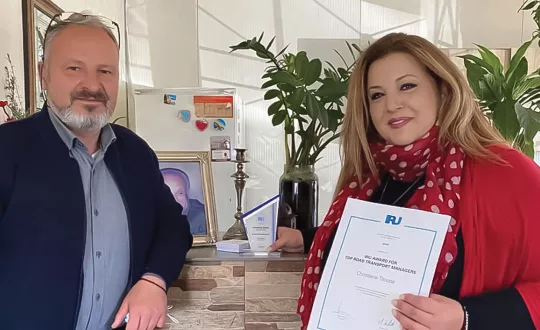 Ο Αθανάσιος και η Χριστιάνα Τζούδα, παραλαμβάνουν το βραβείο στα γραφεία της εταιρείας στον Ασπρόπυργο