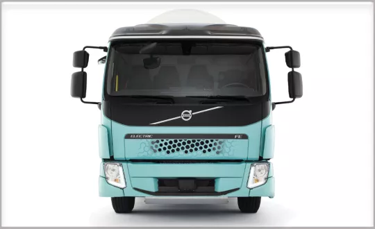 Tο Volvo FE Electric 6 x 2 με μικτό βάρος 26 τόνων φέρει τέσσερις μπαταρίες χωρητικότητας 66 kWh/ μπαταρία. 
