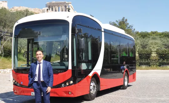 Ο διευθυντής της μονάδας φορτηγών και λεωφορείων της Π. Πετρόπουλος ΑΕΒΕ, Πέτρος Πλακάκης, μπροστά στο 8,7 μέτρων ηλεκτρικό BYD, το οποίο κέντρισε το ενδιαφέρον των δήμων.