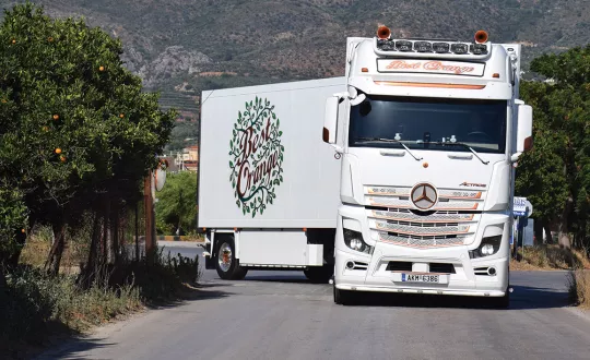 Το συρόμενο της εταιρείας Best Orange μεταφέρει πορτοκάλια από τη Λακωνία στις λαχαναγορές και σε σούπερ μάρκετ στην Αθήνα και τη Θεσσαλονίκη. Το συρόμενο της εταιρείας Best Orange μεταφέρει πορτοκάλια από τη Λακωνία στις λαχαναγορές και σε σούπερ μάρκετ στην Αθήνα και τη Θεσσαλονίκη.
