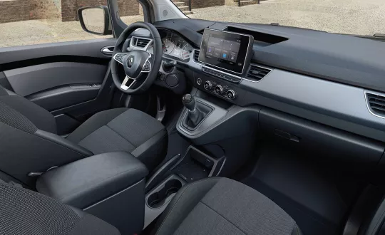 Με premium αίσθηση τόσο το αμάξωμα όσο και το εσωτερικό του νέου Kangoo Van, σε σύγκριση με το τωρινό μοντέλο. Υπερπλήρης ο εξοπλισμός άνεσης και ασφάλειας και υψηλή λειτουργικότητα, χάρη και στα 60 λίτρα αποθηκευτικών χώρων.