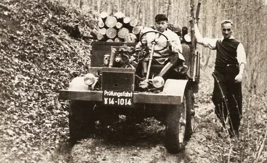 Το 1946, το πρωτότυπο Unimog σε «πρωτόγονη» μορφή, πραγματοποίησε τις πρώτες δοκιμές του φορτωμένο με ξυλεία, σε δασικούς δρόμους της Γερμανίας.