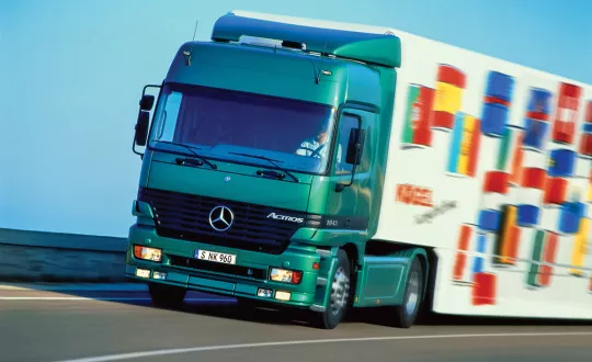Πριν από 25 χρόνια «γεννήθηκε» το Mercedes-Benz Actros, ένα από τα επιδραστικότερα μοντέλα της παγκόσμιας αυτοκινητοβιομηχανίας.