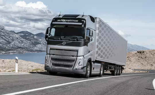 Ο 13λιτρος κινητήρας του νέου Volvo FH με το πακέτο I-Save, εμφανίζει χαμηλότερη κατανάλωση έως και κατά 10%. Παράλληλα, η βελτιστοποιημένη ροπή του κινητήρα σε ένα ευρύ φάσμα στροφών, οδηγεί σε ομαλή οδήγηση και παρέχει την απαιτούμενη ισχύ για τη διατήρηση μιας υψηλής και σταθερής μέσης ταχύτητας. Ο 13λιτρος κινητήρας του νέου Volvo FH με το πακέτο I-Save, εμφανίζει χαμηλότερη κατανάλωση έως και κατά 10%. Παράλληλα, η βελτιστοποιημένη ροπή του κινητήρα σε ένα ευρύ φάσμα στροφών, οδηγεί σε ομαλή οδήγηση και παρέχει την απαιτούμενη ισχύ για τη διατήρηση μιας υψηλής και σταθερής μέσης ταχύτητας.