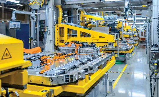 Παραγωγή μπαταριών για ηλεκτρικά οχήματα σε εργοστάσιο της Mercedes-Benz.