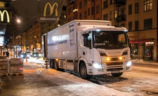 Ένα υβριδικό Scania που φορτίζει στην πρίζα (plug-in hybrid), σε συνεργασία με την εταιρεία logistics HAVI, έχει αναλάβει την τροφοδοσία έξι καταστημάτων McDonald’s που βρίσκονται στη Στοκχόλμη.