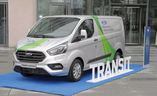Tο Transit Custom PHEV είναι σε θέση να λειτουργεί αμιγώς ηλεκτρικά και άρα να μην εκπέμπει ρύπους, για περισσότερα από 50 χλμ. Για την επέκταση της αυτονομίας του στα 500 χλμ., χρησιμοποιεί τον 3κύλινδρο κινητήρα βενζίνης 1.0L EcoBoost.