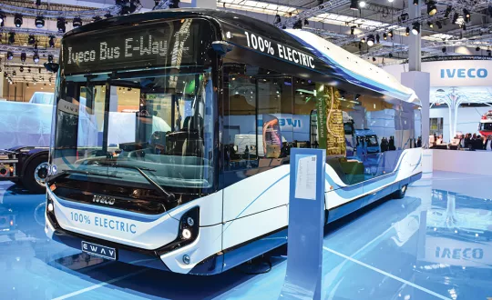 Το ηλεκτρικό Iveco Bus E-Way μήκους 12.000 χιλιοστών, πλάτους 2.550 χλστ. και ύψος 3.350 χλστ. Το μεταξόνιό του είναι 6.120 χιλιοστά.