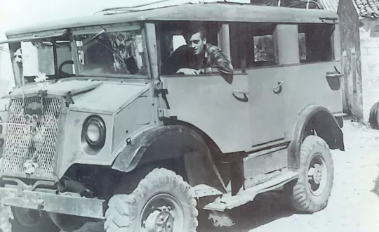 Η ενασχόληση του κ. Σπύρου Αντιόχου (Μπουάζ) με τις συγκοινωνίες των Παξών, ξεκίνησε το 1946, όταν και αγόρασε από τον ΟΔΙΣΥ μια 14θέσια Chevrolet Καναδέζα, η οποία αποτέλεσε το πρώτο λεωφορείο του νησιού.