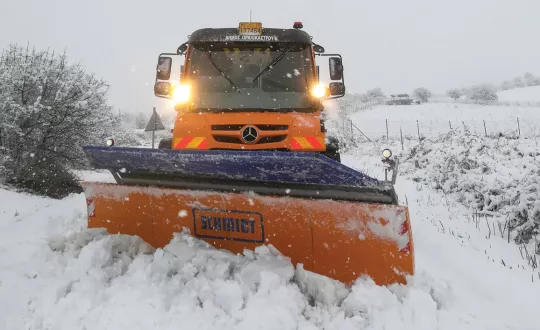 Ο οδηγός του Unimog U423 του δήμου Ωραιοκάστρου έδωσε πραγματική μάχη με τα χιόνια για να παραμείνουν οι δρόμοι ανοιχτοί, κάτω από δύσκολες συνθήκες. 