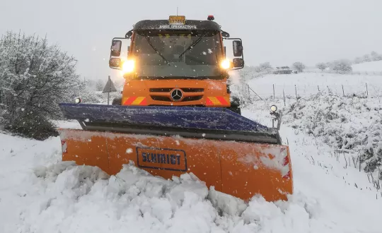 Ο οδηγός του Unimog U423 του δήμου Ωραιοκάστρου έδωσε πραγματική μάχη με τα χιόνια για να παραμείνουν οι δρόμοι ανοιχτοί, κάτω από δύσκολες συνθήκες. Ο οδηγός του Unimog U423 του δήμου Ωραιοκάστρου έδωσε πραγματική μάχη με τα χιόνια για να παραμείνουν οι δρόμοι ανοιχτοί, κάτω από δύσκολες συνθήκες.