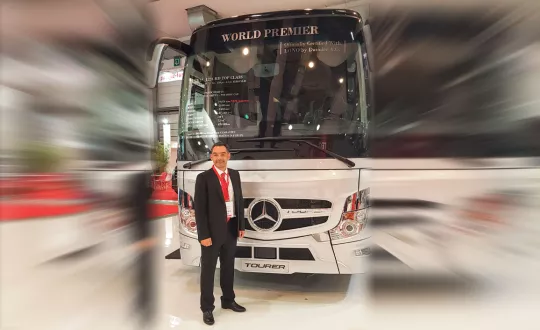 Ο κ. Δημήτρης Μιχαλόπουλος μπροστά στο Mercedes-Benz Tourer Τop Class 37-35+1+1. Ο κ. Δημήτρης Μιχαλόπουλος μπροστά στο Mercedes-Benz Tourer Τop Class 37-35+1+1.