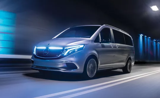 Το Concept EQV διαθέτει μια ηλεκτρική γραμμή κίνησης στον εμπρόσθιο άξονα, που η Mercedes-Benz ονομάζει «eATS». Έχει συμπαγείς διαστάσεις και περιλαμβάνει τον ηλεκτροκινητήρα των 150 kW (201 ίπποι), το σύστημα μετάδοσης της κίνησης με τις σταθερές σχέσεις, το σύστημα ψύξης και τα ηλεκτρονικά. 