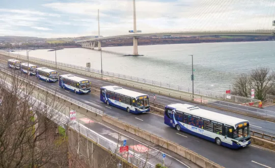 Τα λεωφορεία της εταιρείας Alexander Dennis Limited (ADL) θα κάνουν μια διαδρομή μήκους 22,5 χλμ., ανάμεσα στο Φάιφ και το Εδιμβούργο, διασχίζοντας μέσω της λεωφορειολωρίδας τη γέφυρα Forth Road.