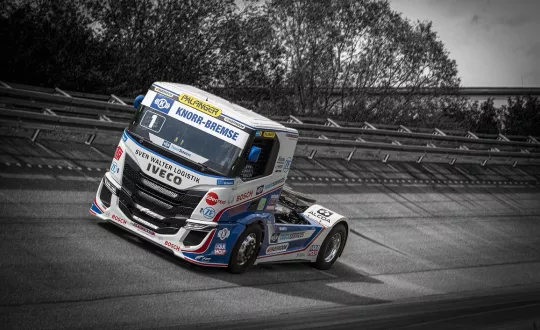 Το νέο IVECO S-WAY R της ομάδας Team Hahn Racing, με το οποίο ο πρωταθλητής Jochen Hahn θα υπερασπιστεί φέτος τον τίτλο του. Το νέο IVECO S-WAY R της ομάδας Team Hahn Racing, με το οποίο ο πρωταθλητής Jochen Hahn θα υπερασπιστεί φέτος τον τίτλο του.