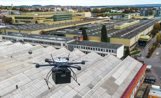 Μόλις ολοκληρωθούν οι δοκιμαστικές πτήσεις, τα drones θα βοηθήσουν στην κυκλοφοριακή αποσυμφόρηση του εργοστασίου της ZF, πραγματοποιώντας πτήσεις μήκους έως και ενός χιλιομέτρου.