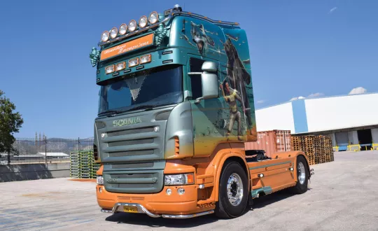 Α-R-ιστούργημα V8 από την Κρήτη. Μπάρα με προβόλια, φωτεινή επιγραφή, ανοξείδωτος γείσος και φωτάκια είναι μερικές από τις προσθήκες στην μπροστινή πλευρά του Scania. Α-R-ιστούργημα V8 από την Κρήτη. Μπάρα με προβόλια, φωτεινή επιγραφή, ανοξείδωτος γείσος και φωτάκια είναι μερικές από τις προσθήκες στην μπροστινή πλευρά του Scania.