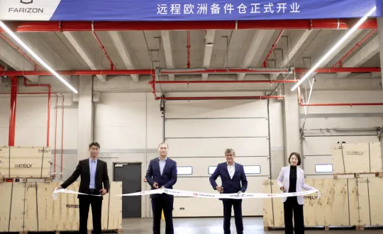 Στην τελετή παρευρέθηκε ο Cook Xue, Διευθύνων Σύμβουλος της Farizon Auto International, μαζί με τον Henning Bosch, COO του Ομίλου Duvenbeck, τον Nick Li, Γενικό Διευθυντή της AmassLeanway και την Shirley Shen, Γενική Διευθύντρια του Ομίλου Huan Yang