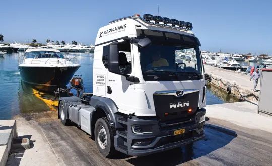 Ο υδροστατικός μηχανισμός κίνησης μπροστινών τροχών με την κατ' επιλογή σύζευξη MAN HydroDrive είναι ο ιδανικός σχεδιασμός μετάδοσης κίνησης για οχήματα που χρησιμοποιούνται κατά κύριο λόγο σε ολισθηρό οδόστρωμα και έχουν παροδικά αυξημένες ανάγκες ελκτικής δύναμης. Η πρόσθετη ελκτική δύναμη αυξάνει την ασφάλεια της πορείας και διευρύνει το φάσμα χρήσης του οχήματος.