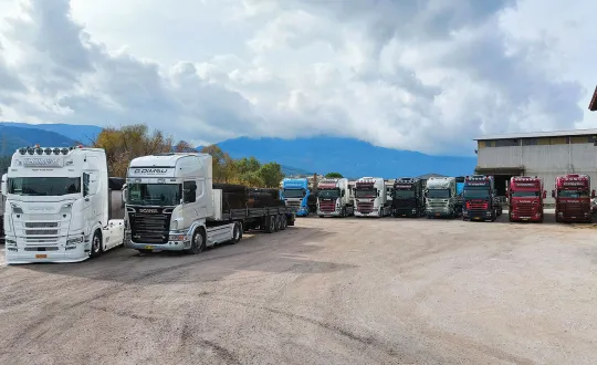 Ο στόλος της εταιρείας D.Dimou & Sons στο πάρκινγκ της εταιρείας στη Λιβαδειά. 