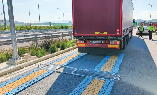 Οι αστυνομικοί ενημερώνονται μέσω των σταθερών ζυγαριών για το αν κάποιο φορτηγό είναι υπέρβαρο. Εν συνεχεία σταματούν το όχημα σε ασφαλές σημείο και γίνεται η ζύγισή του στη φορητή ζυγαριά. 
