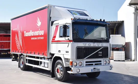 Το διαξονικό Volvo F 10 της εταιρείας Παπαθανασίου στα Μέγαρα. 