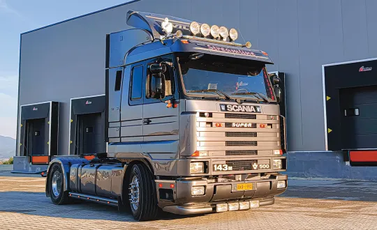 Το Scania 143Μ 500 είναι ένα από τα πιο εμβληματικά μοντέλα του Σουηδού κατασκευαστή.
