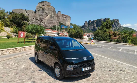 Το Staria με φόντο τους βράχους των Μετεώρων. Η φουτουριστική σχεδίαση του Hyundai Staria προσφέρει μια ξεχωριστή και εντυπωσιακή παρουσία. 