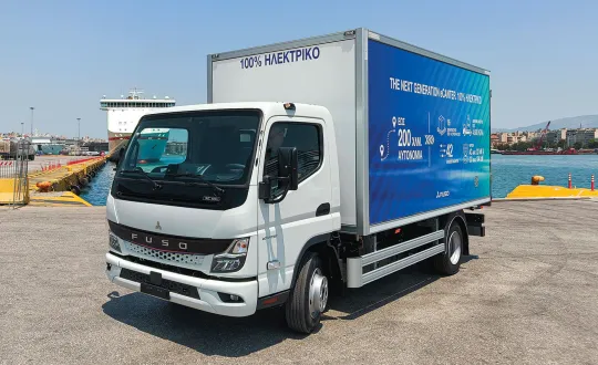 Εάν η μπαταρία υψηλής τάσης βυθιστεί σε νερό, δεν παρέχει ρεύμα. Όλα τα ηλεκτρικά εξαρτήματα είναι στεγανοποιημένα και ασφαλή για τον οδηγό ή άλλα άτομα. Η φόρτιση των μπαταριών γίνεται και με κοινούς φορτιστές AC ισχύος 11 ή 22kW, αλλά και με ταχυφορτιστές DC ισχύος 104kW. 