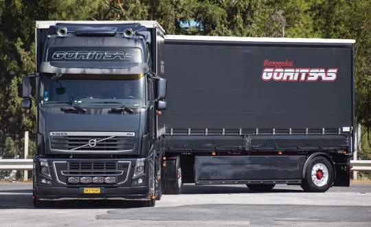 Το συρόμενο μεταφέρει διάφορα εμπορεύματα από την Πελοπόννησο προς τη Βόρεια Ελλάδα. 