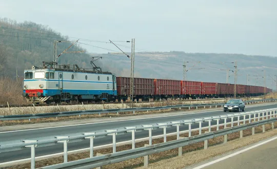 Το μεταφορικό έργο των σιδηροδρόμων παρέμεινε χαμηλό χωρίς να επωφεληθεί από τη γενικότερη αύξηση των χερσαίων μεταφορών.